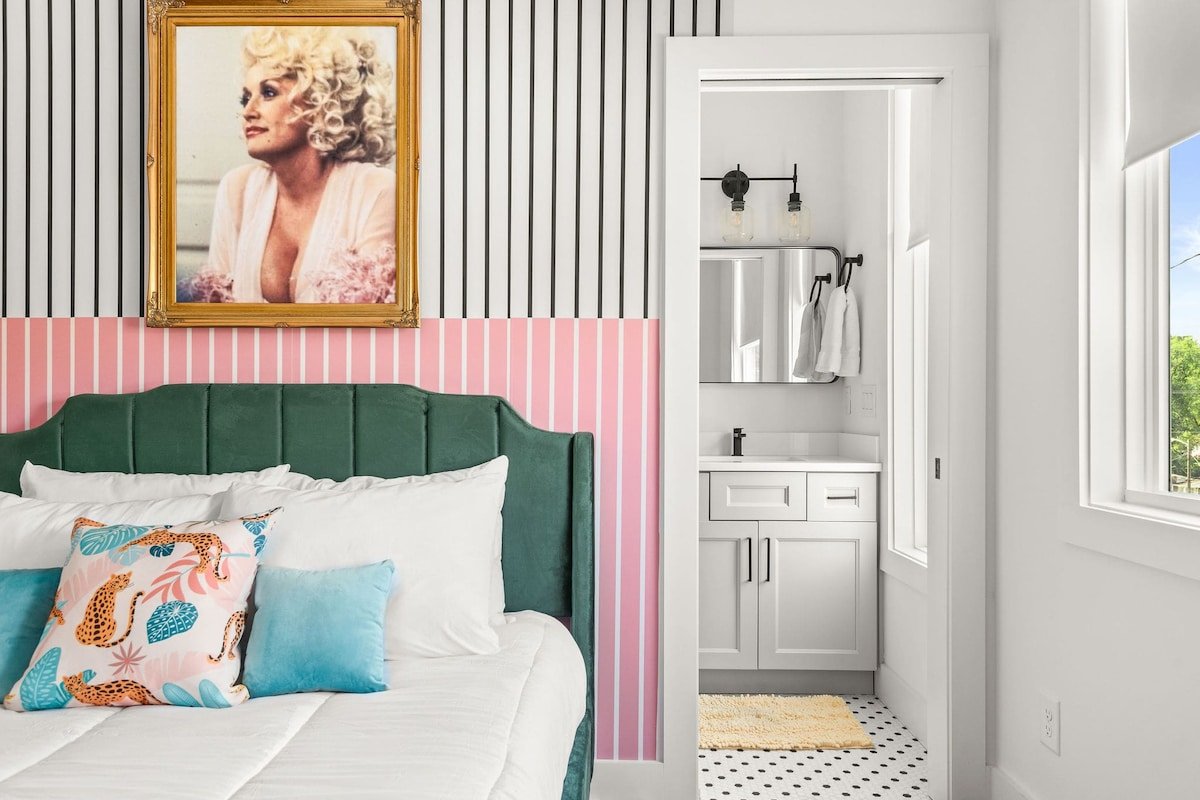 The Dolly House 8BR Sleeps 24 5min to DT gallery image 4