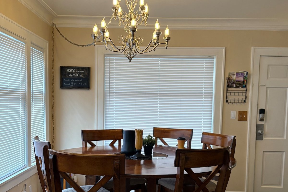 *Seattle-Queen Anne* 7 BR 3 BA. *One Block to SPU* gallery image 4