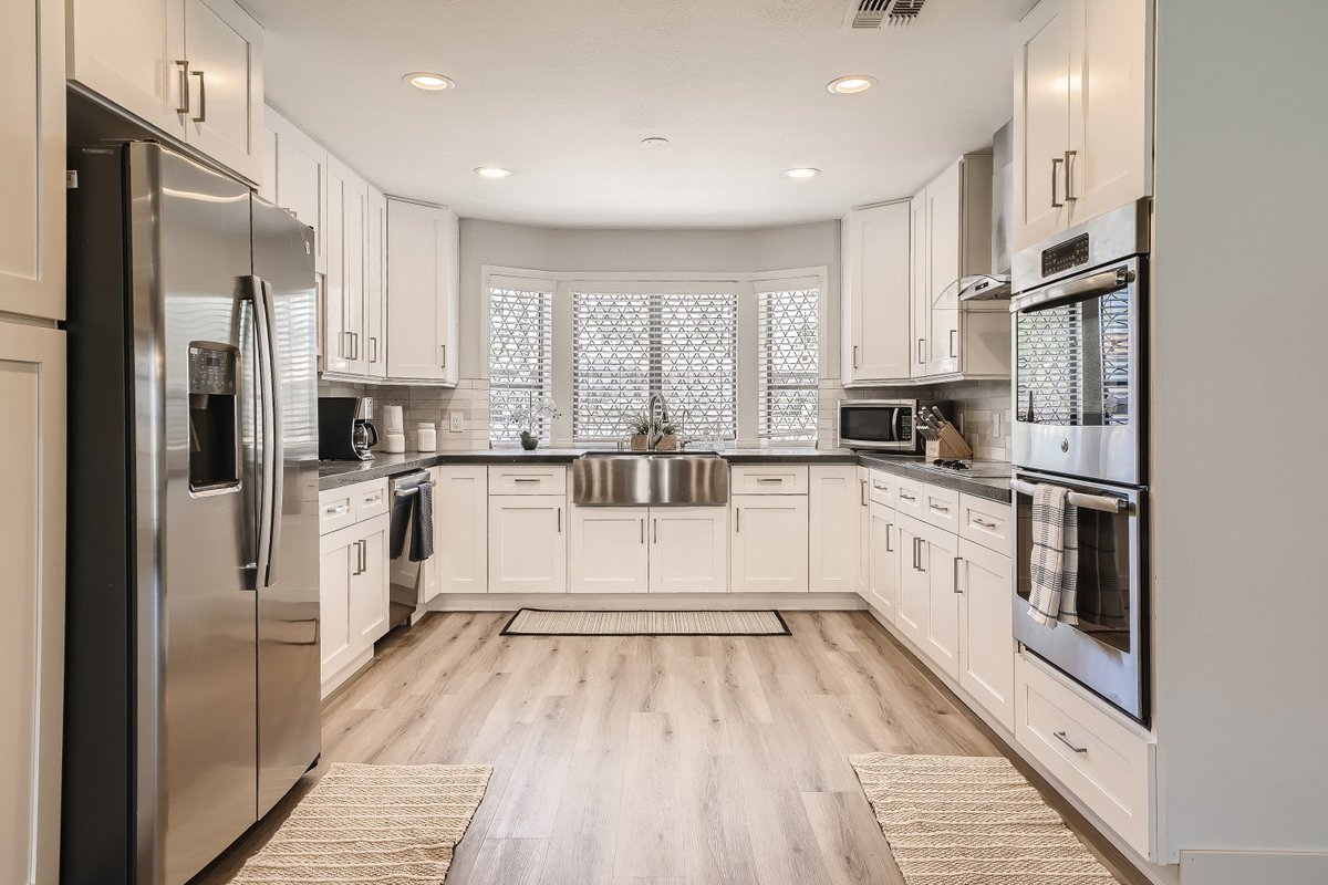 Lux life! Central location for business or play!