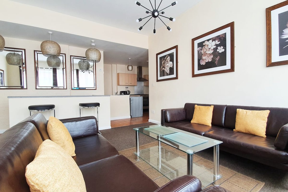 (5) Spacious: Sleeps 9. Parking – City Centre