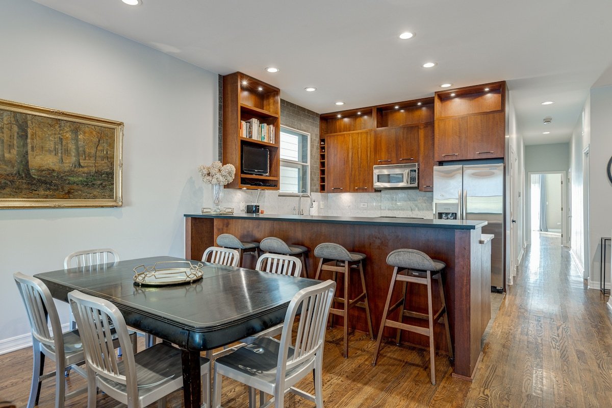 Spacious & Elegant Old Town Duplex gallery image 4