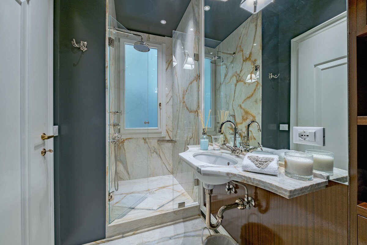 Unicko: 2-bed with premier views on Ponte Vecchio gallery image 5