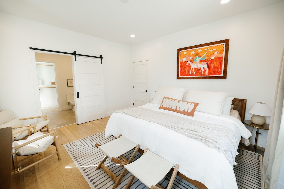 Minutes from Broadway and Nissan Stadium gallery image 4