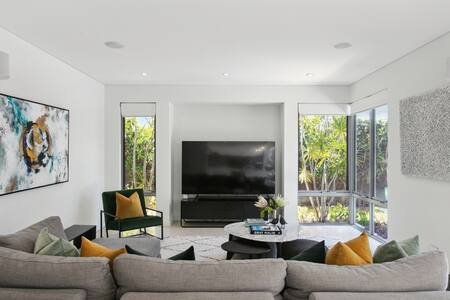 Modern Traveler – great location + pool gallery image 5