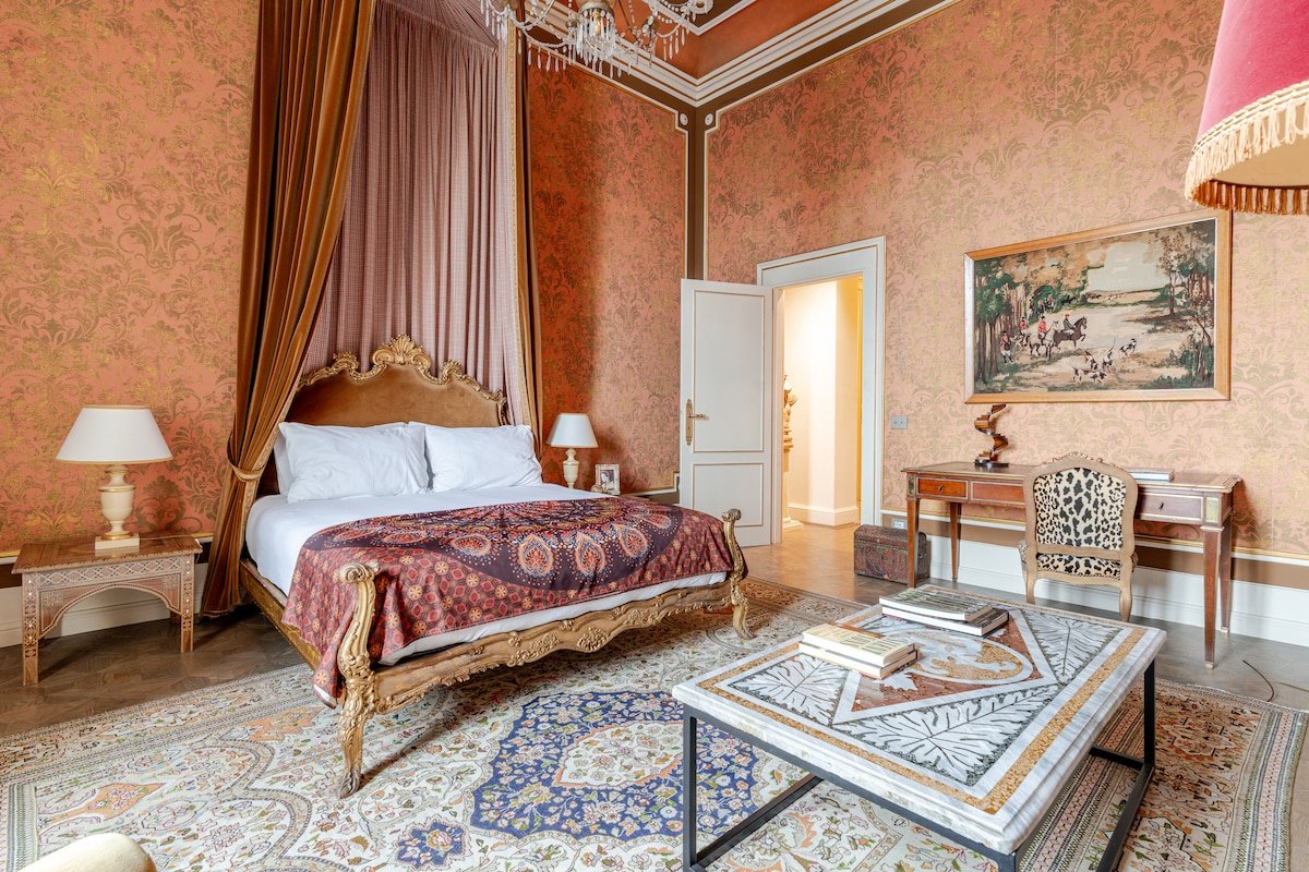 Luxury 3BR Arno River Apartment with Garden