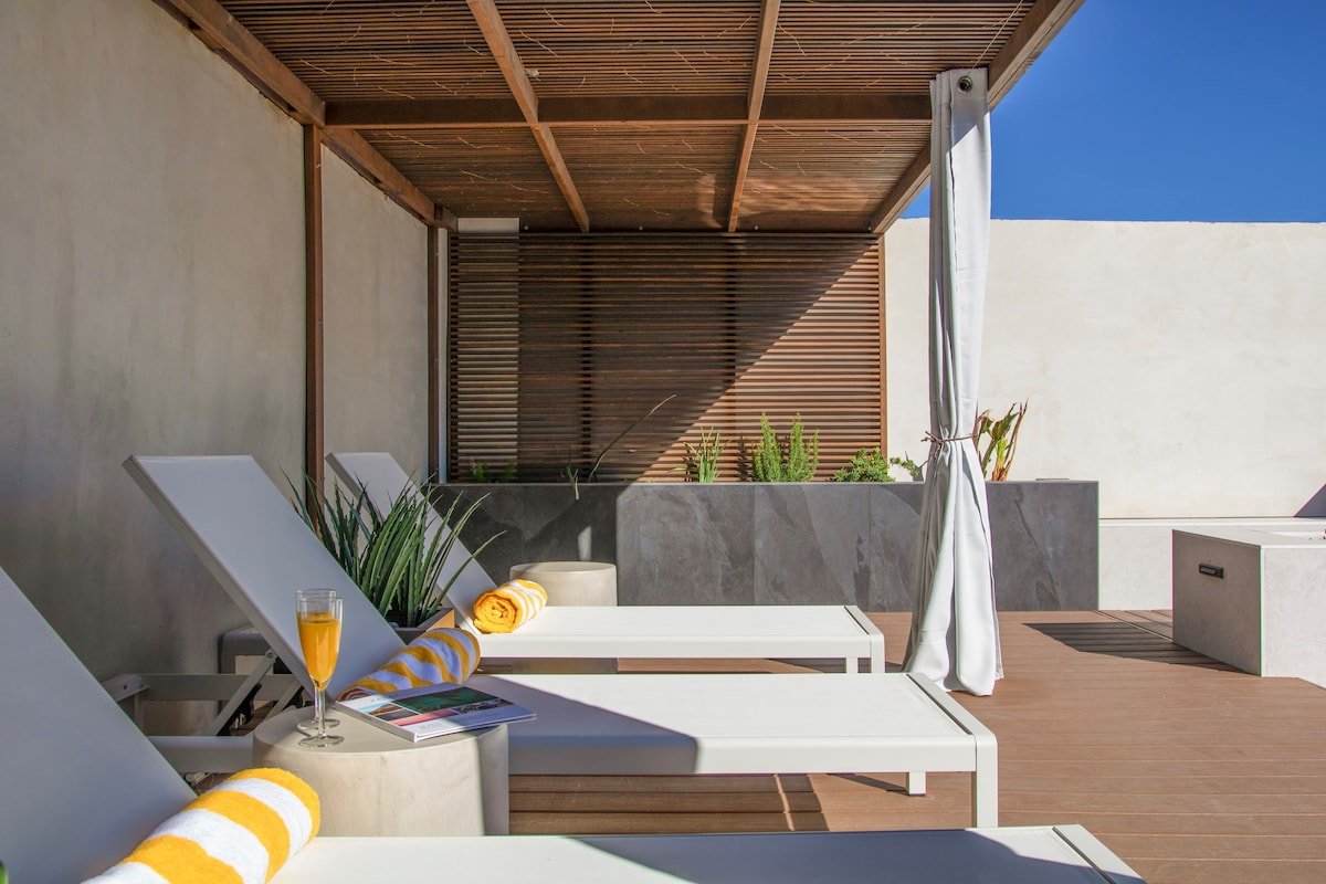 Resort Style Designer Home by the Strip +Pool +SPA gallery image 2