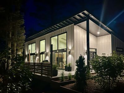 New Modern 3BR Home Hot Tub, Pet Friendly & Deck