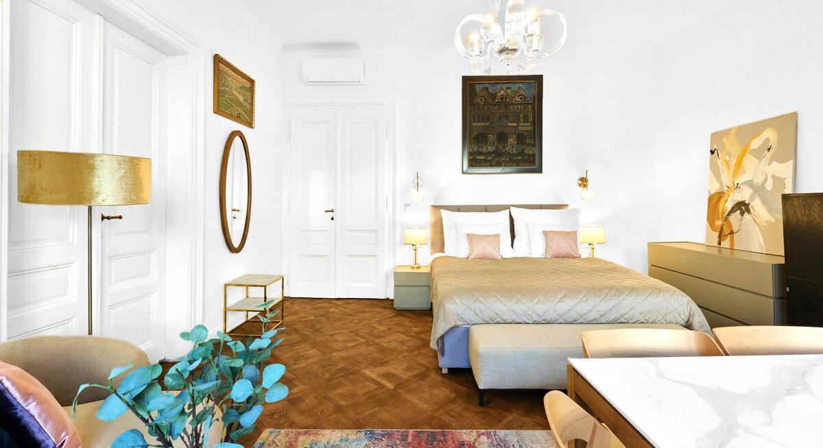 Chic 2 Bedroom Old Town Square Retreat gallery image 3