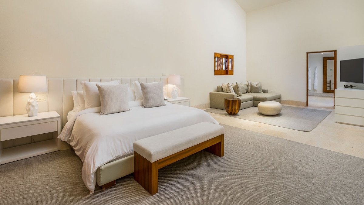 Four Seasons Private Villa with Views and Jacuzzi gallery image 3