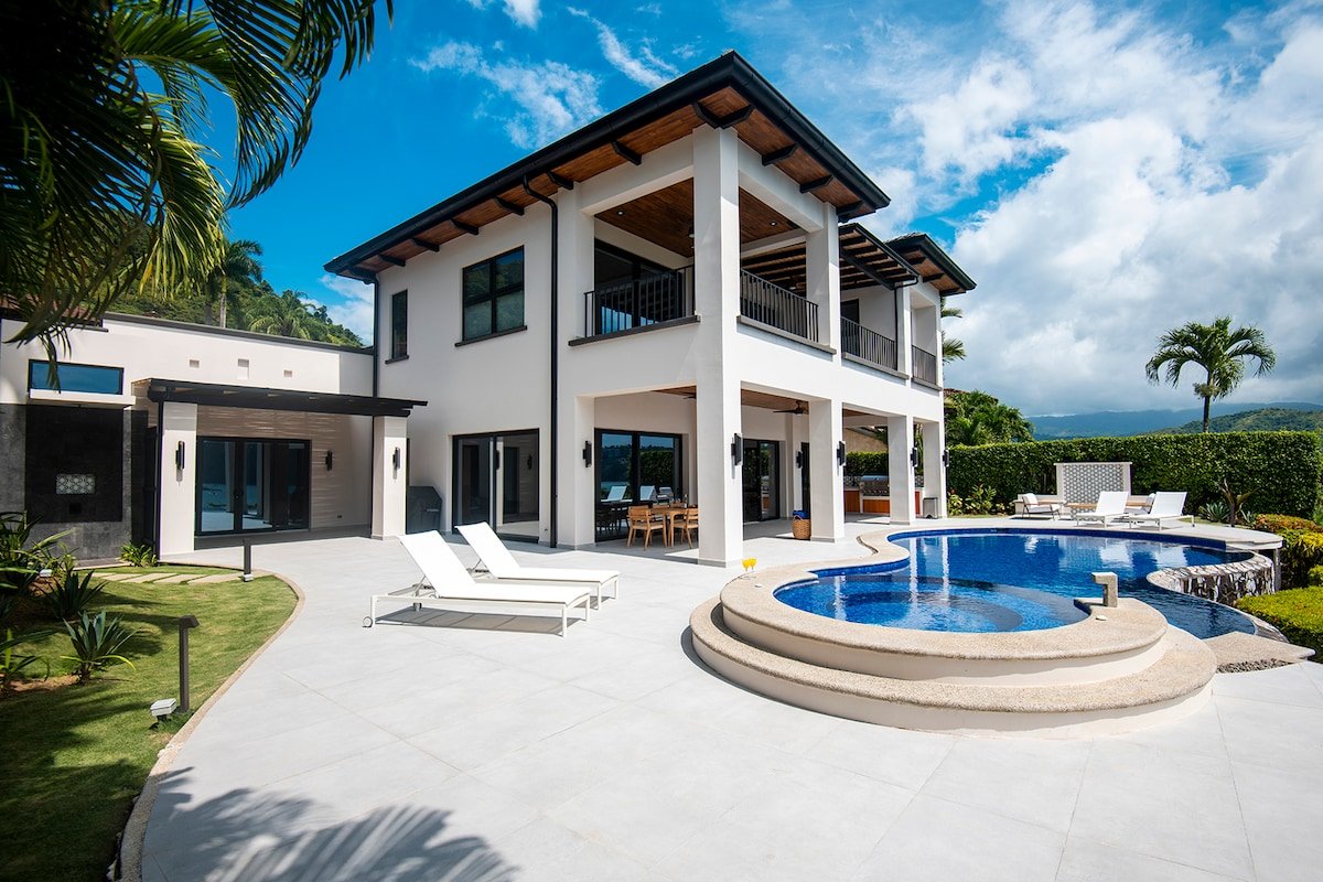 Luxury Villa with Captivating Ocean Views