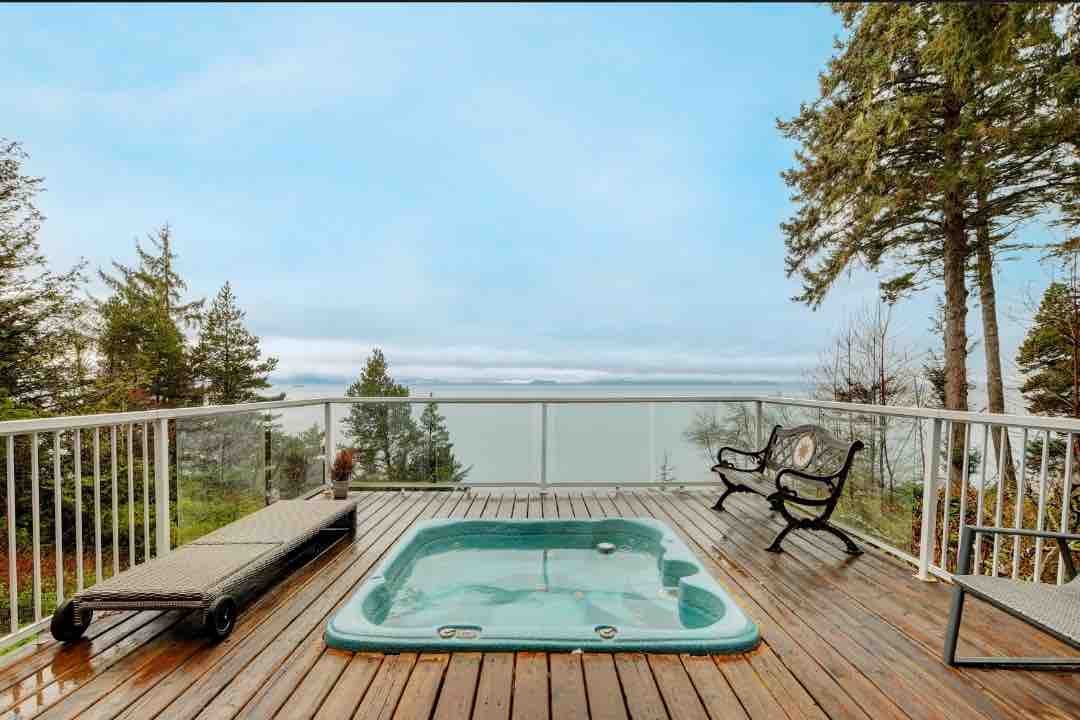 Oceanfront 4 BR Cabin with Hot Tub gallery image 2