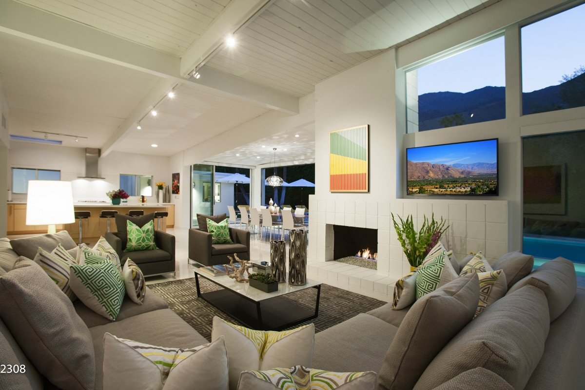 La Paloma Palms – Stunning Interior & Pool! gallery image 2