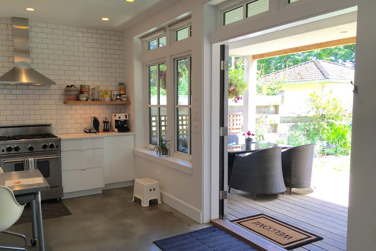 Modern Architectural lakeside Home On The Park gallery image 4