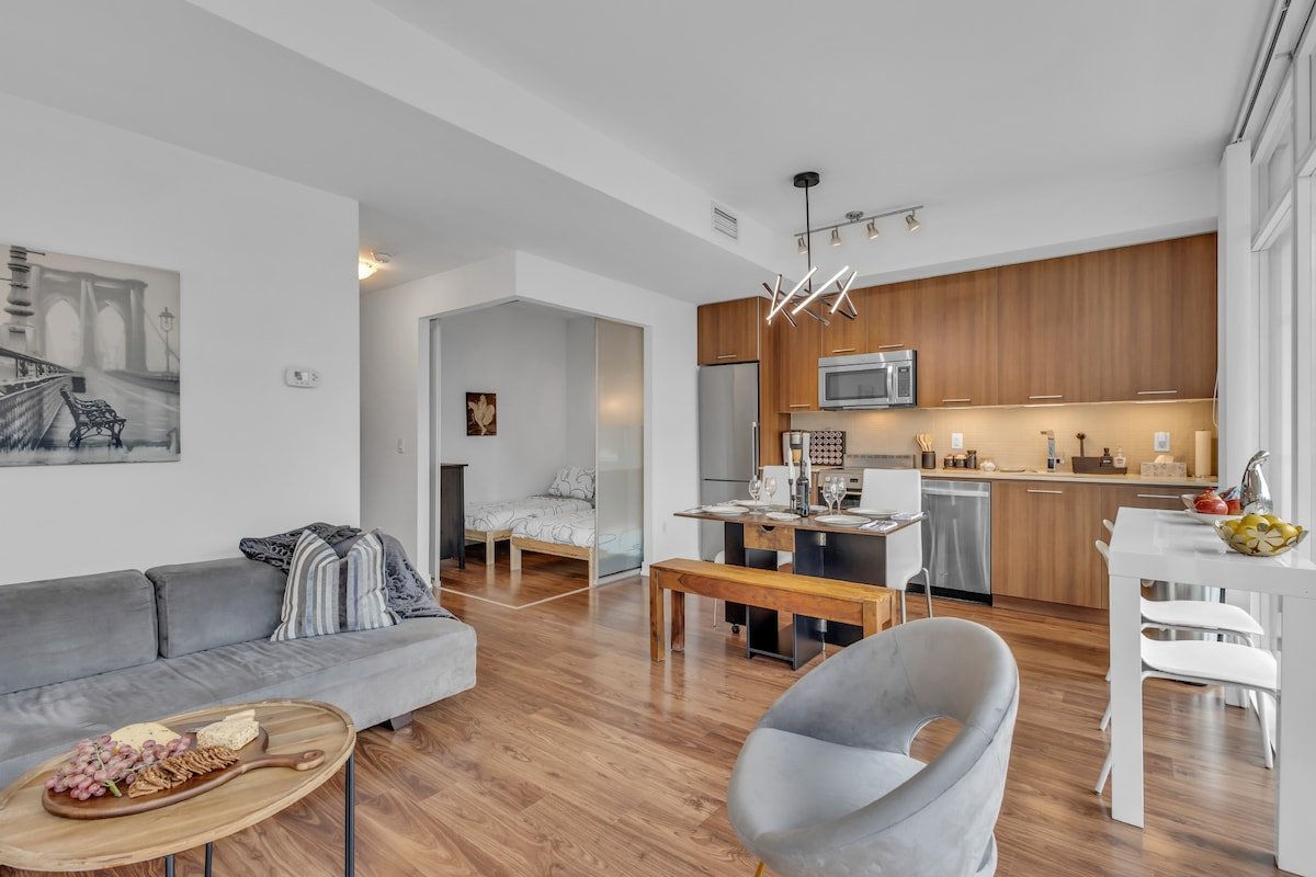 Lively Area Family Size Walk to St Lawrence Market gallery image 3