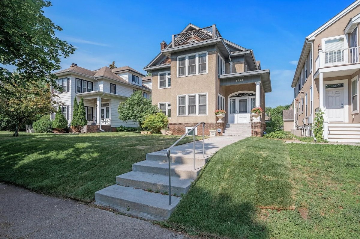 Spacious Historic Apartment with Amenities Galore! gallery image 3