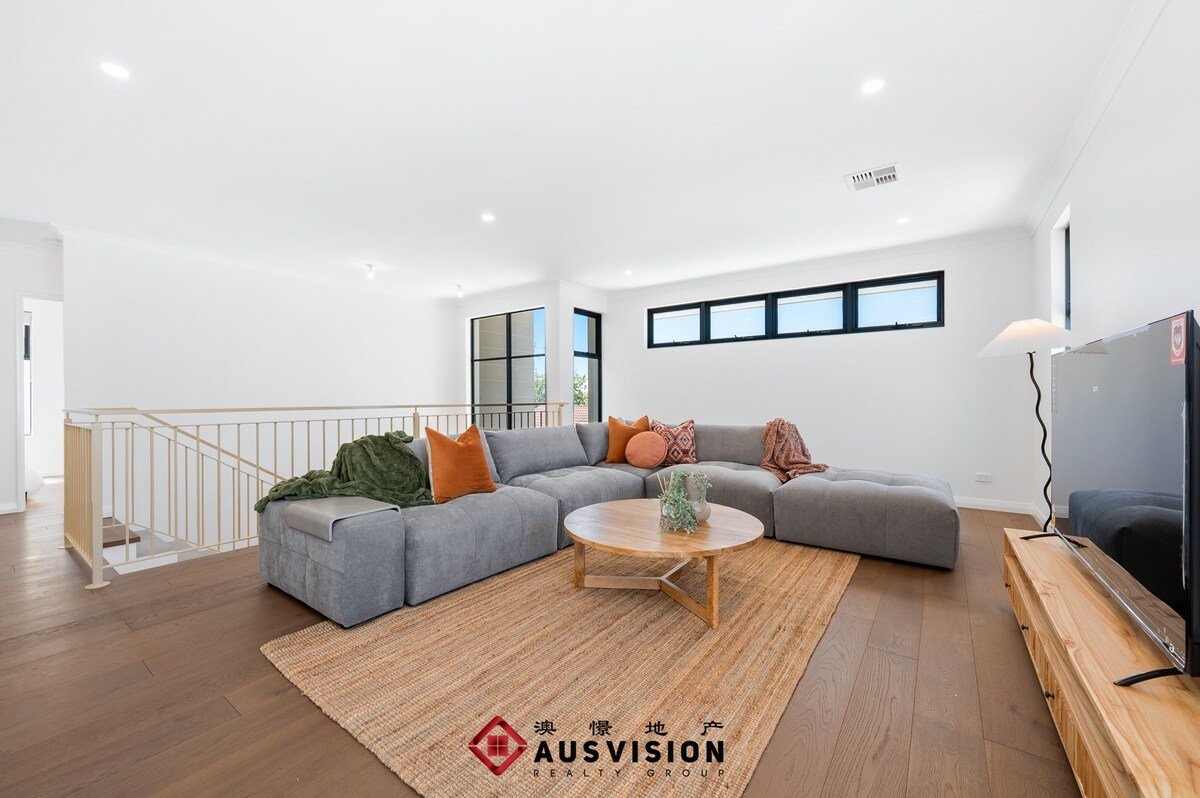 Central Brand-New Executive 2-Storey, 2-Kitchen gallery image 3