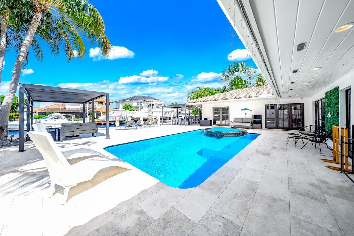 Heated Pool & Hot Tub! Waterfront+Golf Cart! gallery image 2