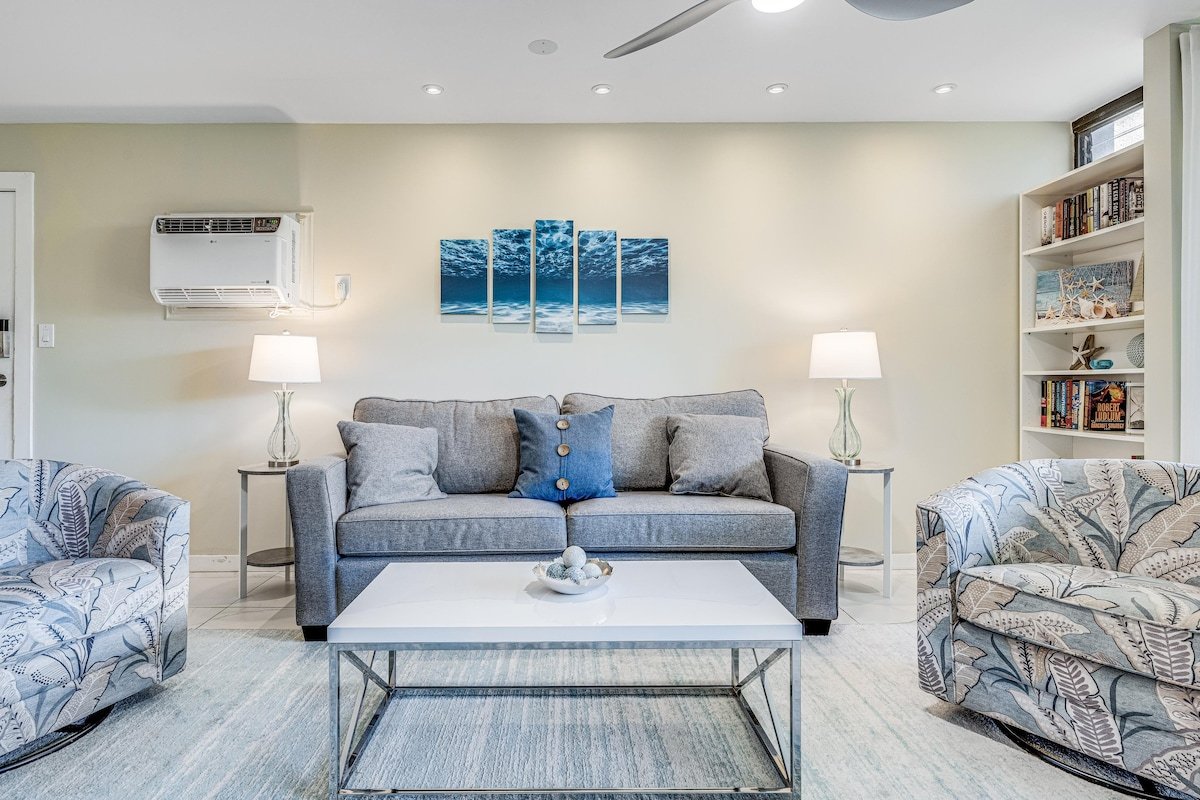 Beachy condo directly across from beach! Pool Hot gallery image 5