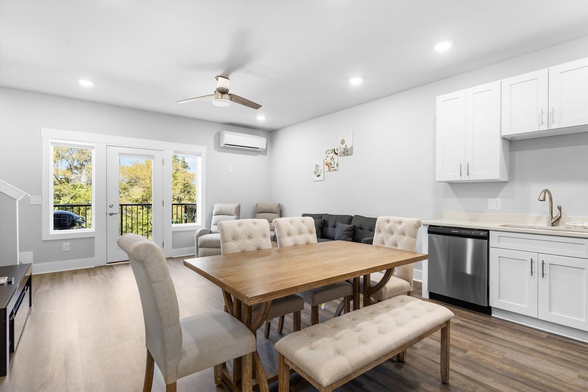 Massive 3 bedroom home close to downtown! gallery image 4