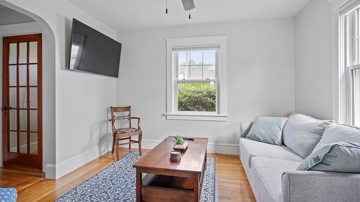 Green End Inn 2-Family House gallery image 4