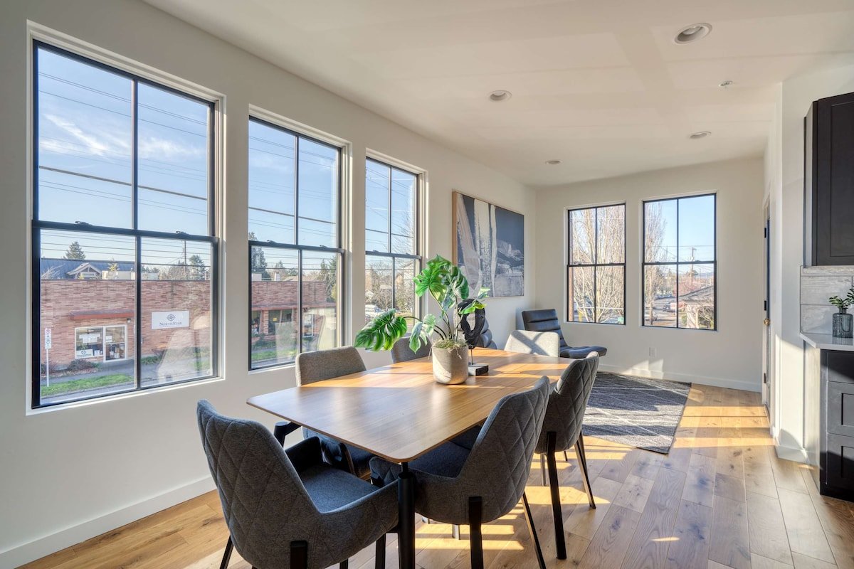 Group Getaway • 6BR Luxury • Parking Included gallery image 5