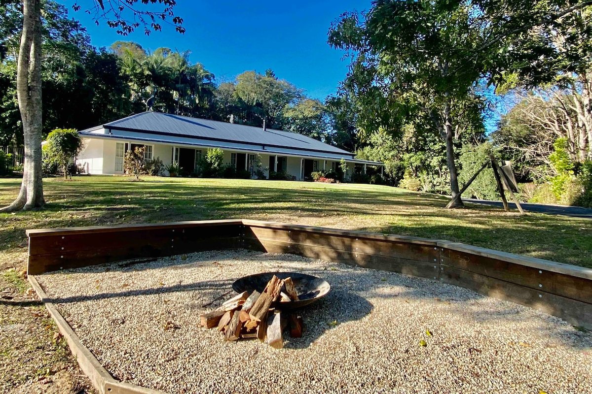 Country Getaway with Pool, Fire Pit and 5.5 acres gallery image 2