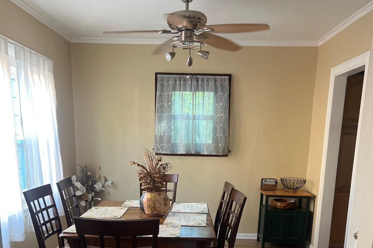 Just like home 4 bedroom, 6 bed located Downtown gallery image 3