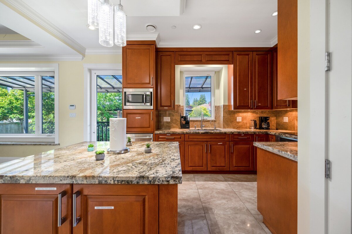 Luxury 4-Bedroom Family Home gallery image 3