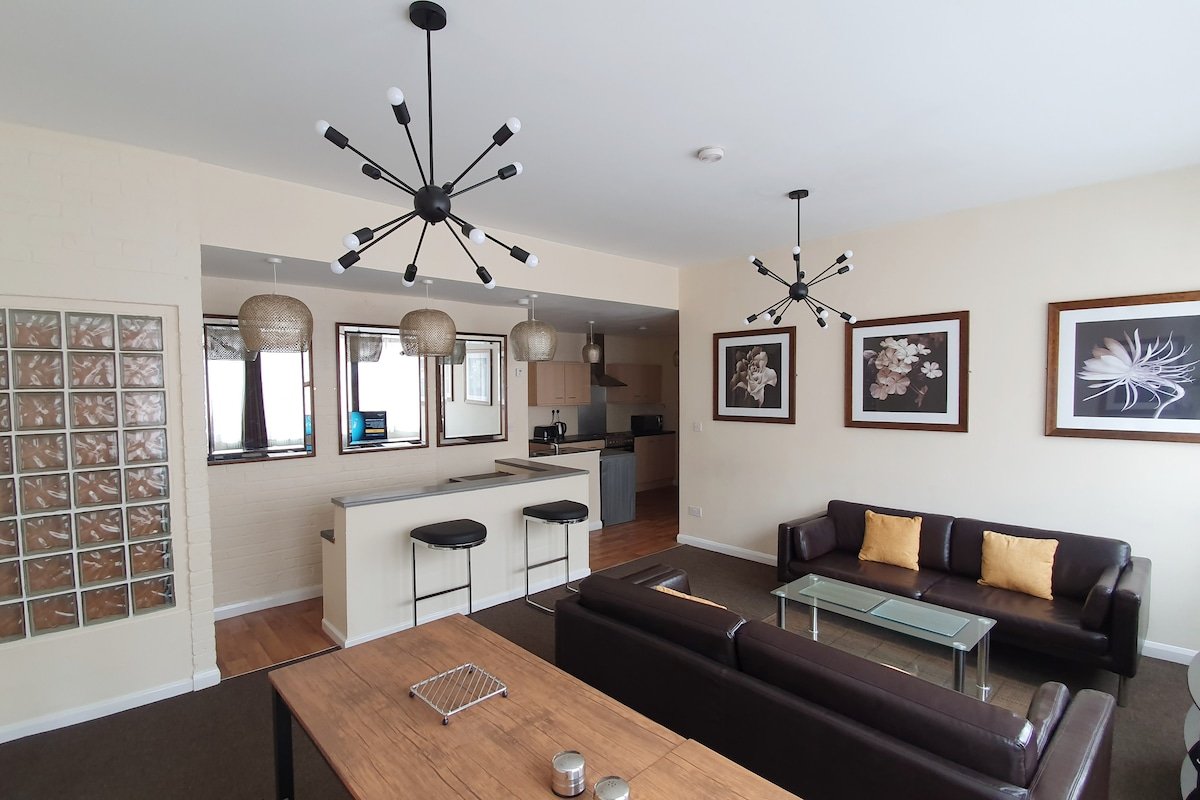 (6) Huge: Sleeps 9. City Centre, Parking gallery image 2