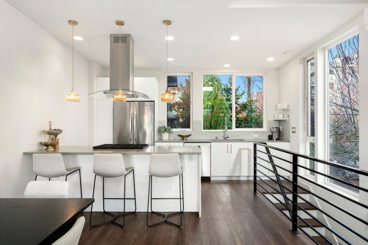 Lux Townhome: Space Needle Views with Parking gallery image 5