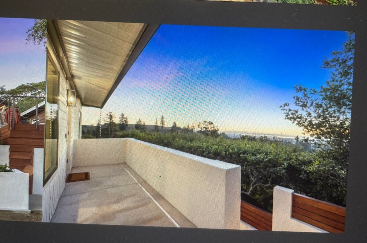 Private hilltop 3-4 bd estate in Upper Rockridge gallery image 4