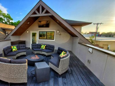 Rooftop Paradise – 1 Mile to Broadway – Sleeps 12