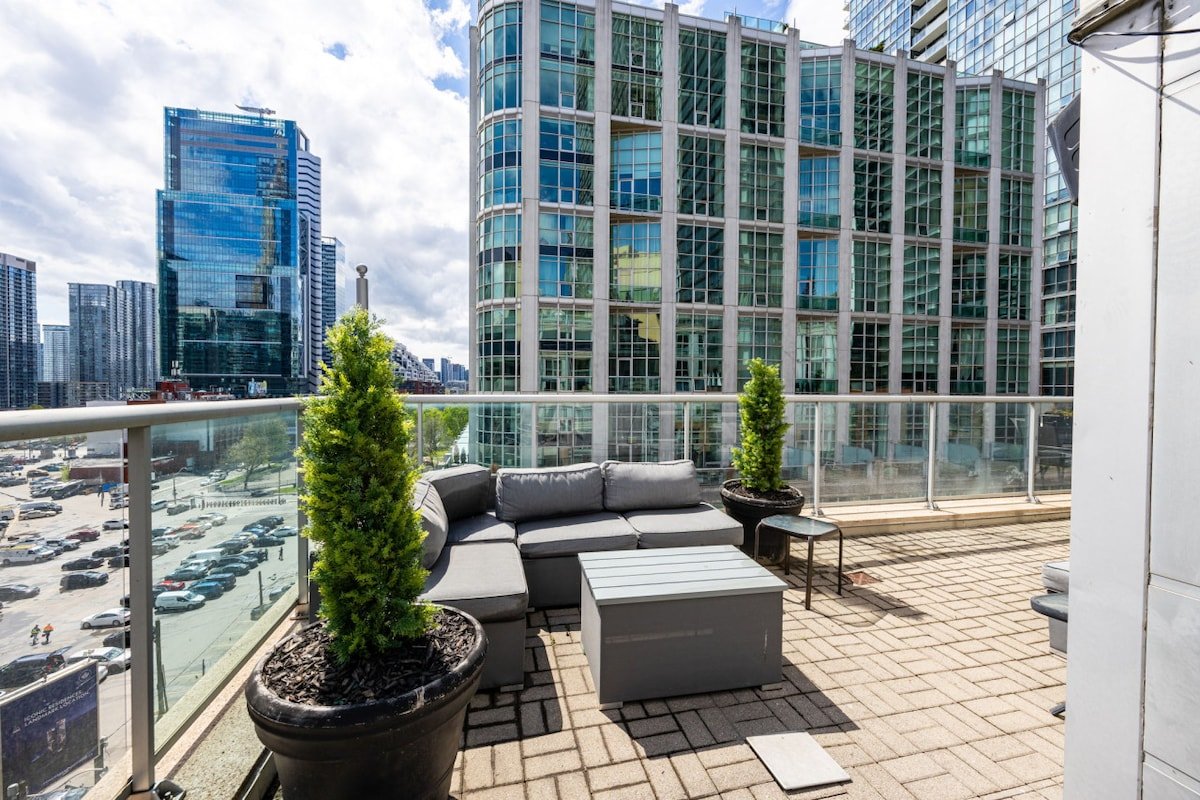 2BR w/Parking,Terrace & Stunning View of CN Tower! gallery image 3