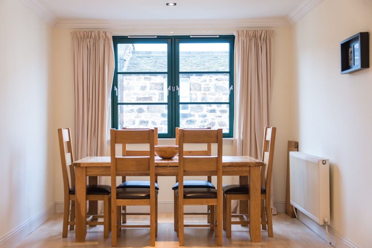 Beautiful central mews house near tram to airport gallery image 5