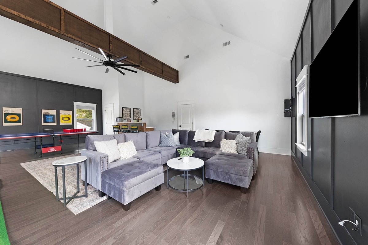 East Nash! Game room- Bar – Fire Pit – Sleeps 18!