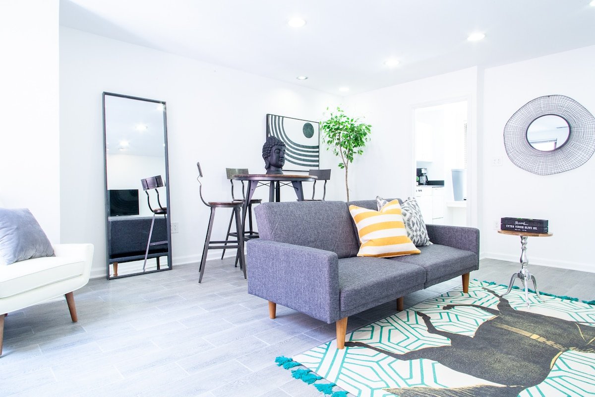 Stunning 2-UNIT Rental // Only STEPS Away from The White House gallery image 4