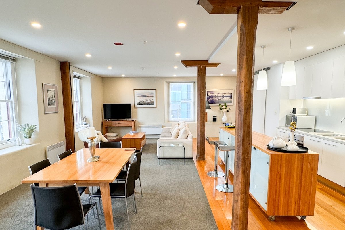 Luxury Hobart Waterfront Apartment with views! gallery image 2