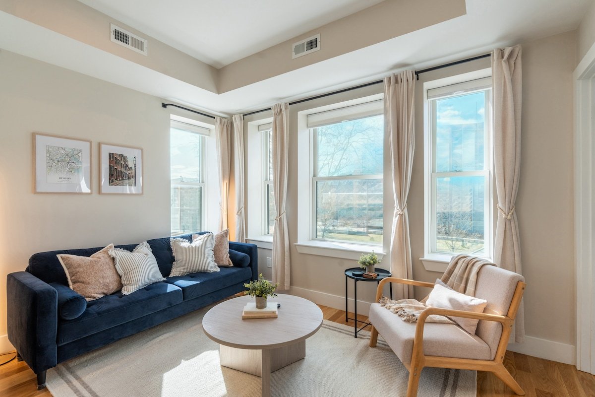 Luxe Penthouse | MIT, Harvard, T & Free parking gallery image 3