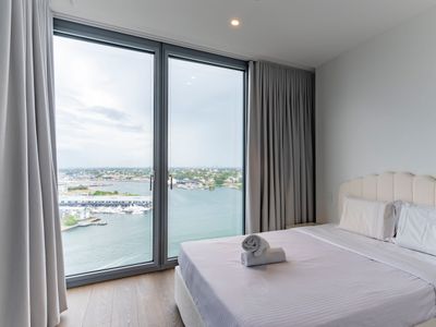High-Level 2B Stunning Water Views in Barangaroo