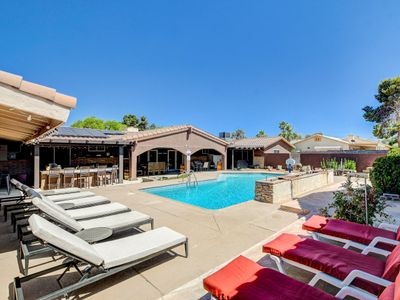 9Beds Poolside Oasis Minutes from Airport n Strip