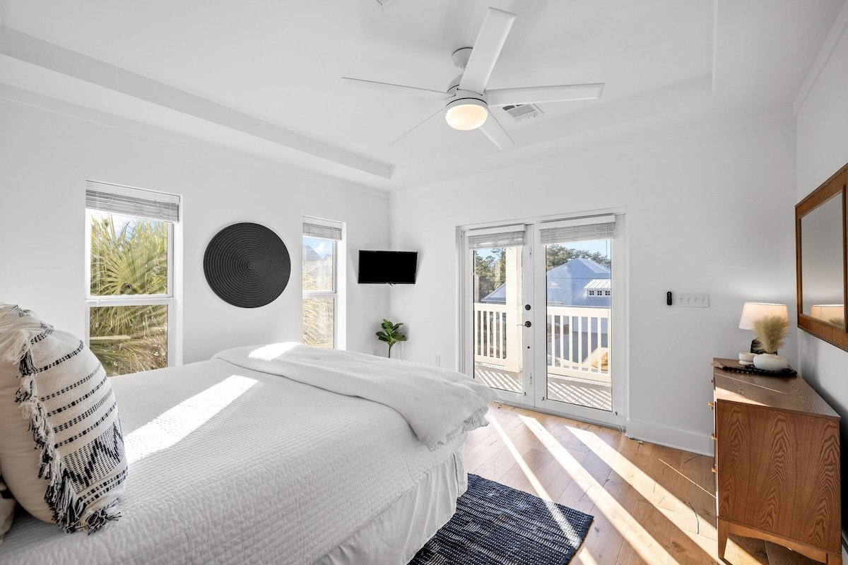 Sleeps 21! Pool, Game Room, LSV, & Carriage House! gallery image 3