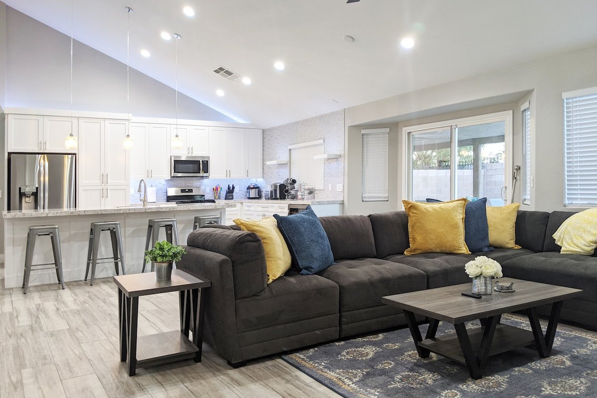 Huge Luxury Estate with 5 Bedrooms and Pool! gallery image 2