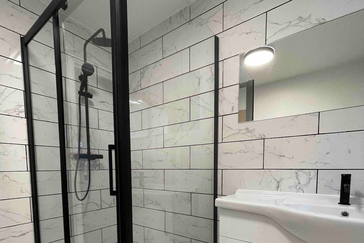 Cheerful 5-bedroom townhouse with free parking gallery image 3