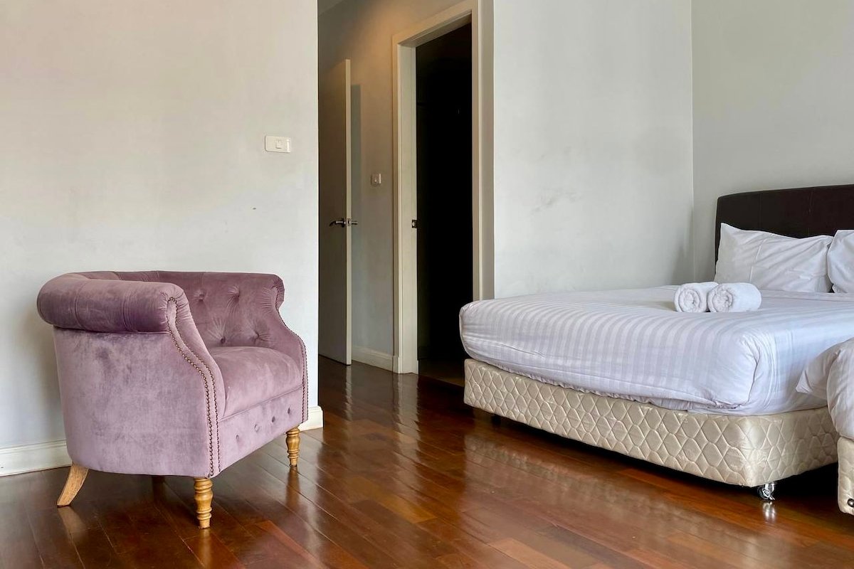 3BR (200sqm.) + guest pool and close to BTS/MRT! gallery image 5