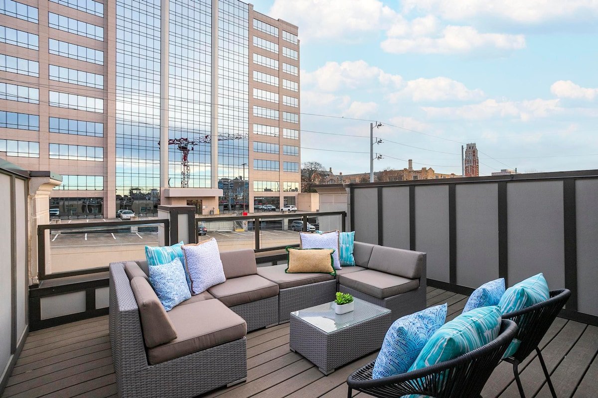 The City House – 1 mile to Broadway/Sleeps 12! gallery image 3