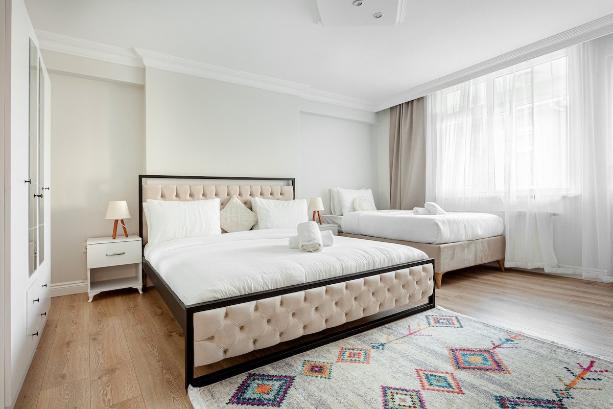 Modern &Spacious 4BR-2BA. Main Street Metro &Lift gallery image 5