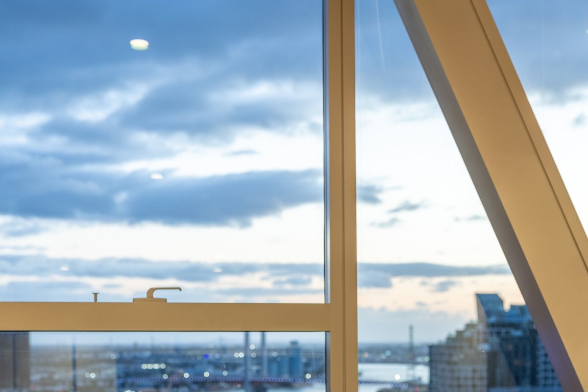 Fireworks! Harry – WSP 3B2B w Parking near Skybus! gallery image 5