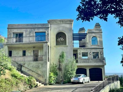 Gorgeous 4 bedroom ocean view villa with hot tub