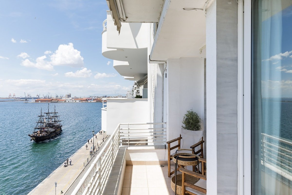 Infinity: Serene seafront apartment w/ sea view gallery image 3