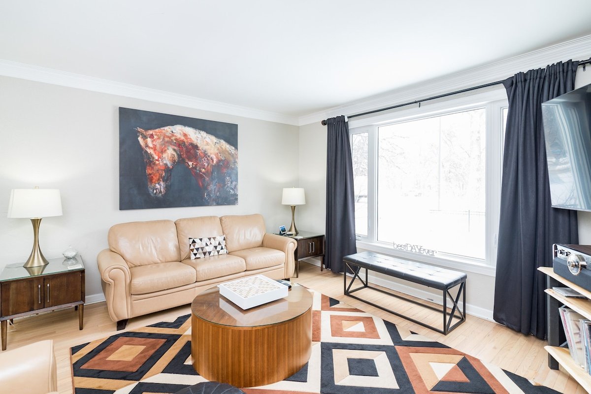 Academy/Wellington, 5 beds, 4 Big TV’s, parking gallery image 3